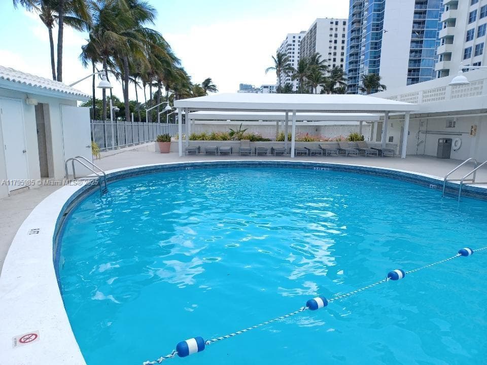 A11795985 — Miami Beach — 40