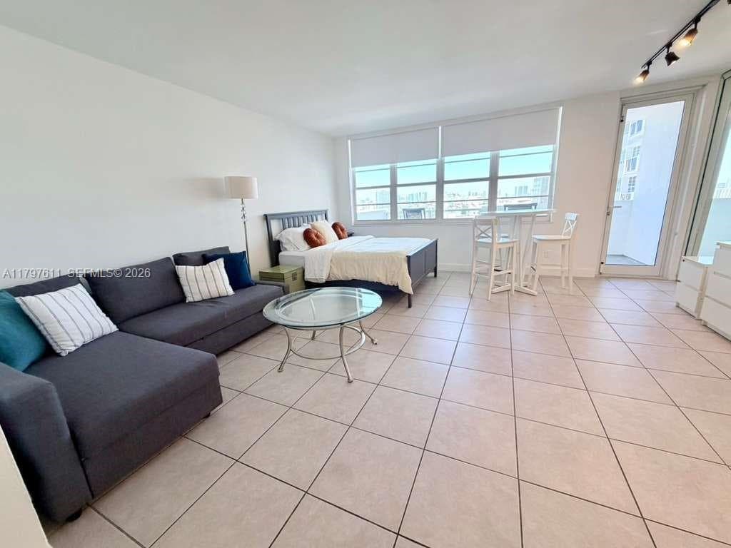 A11797611 — Miami Beach