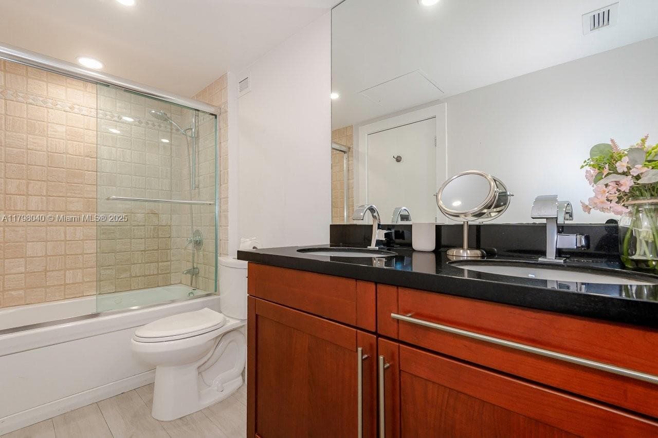 A11798040 — Miami Beach — 23