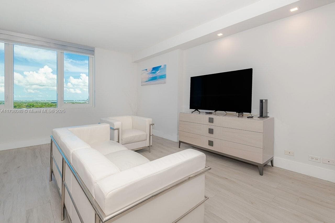 A11798040 — Miami Beach — 7