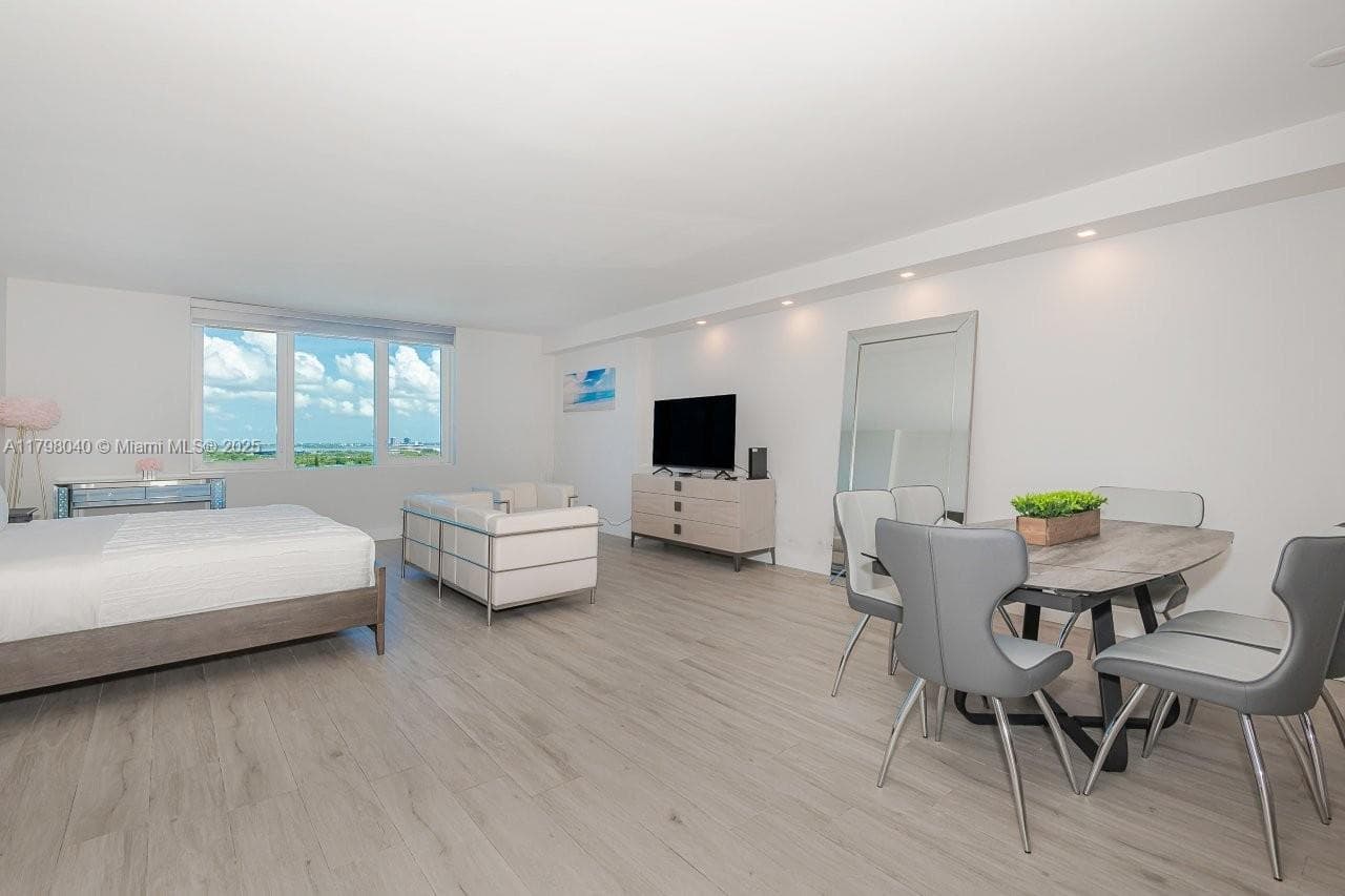 A11798040 — Miami Beach — 3