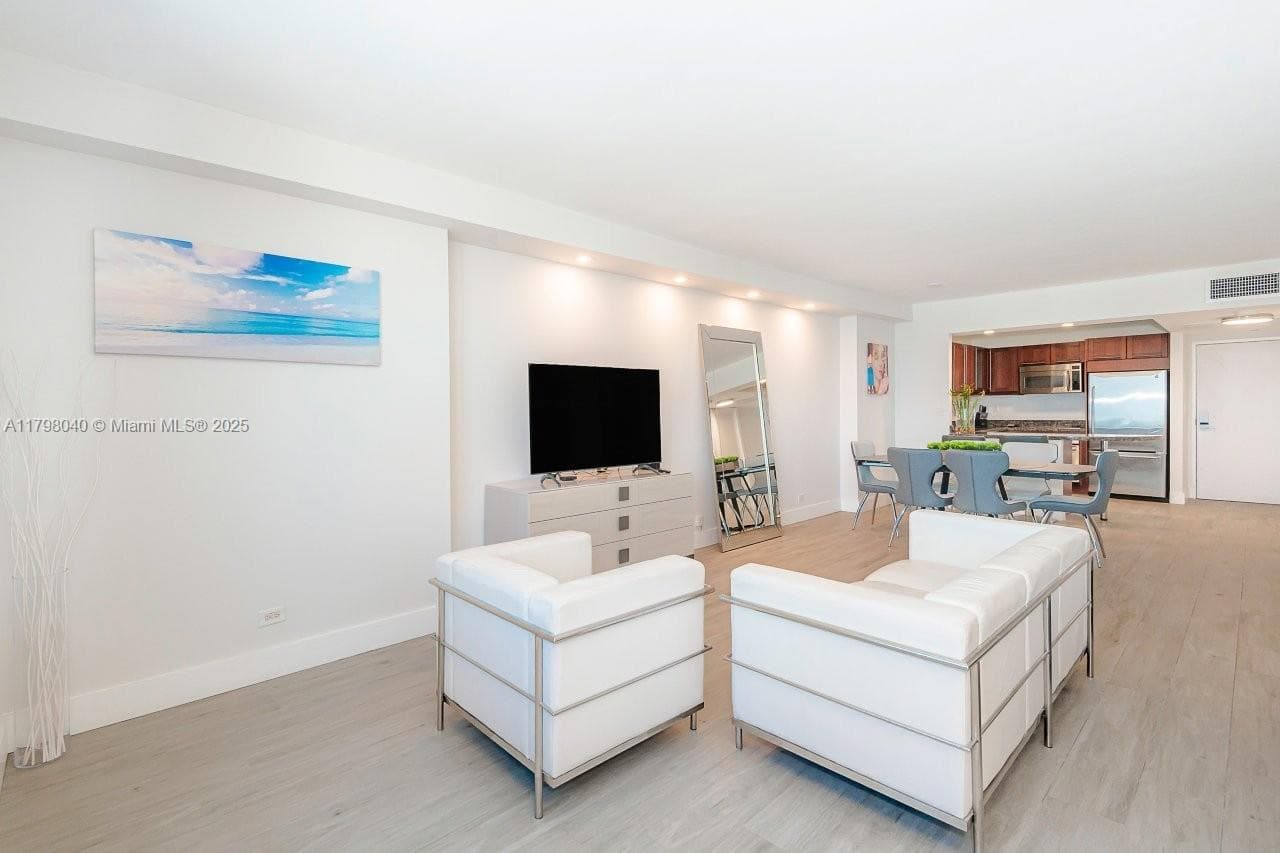 A11798040 — Miami Beach — 10