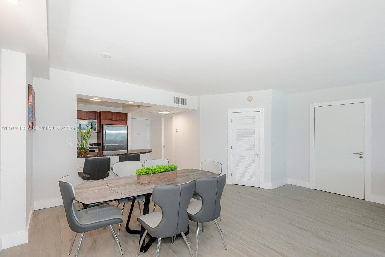 A11798040 — Miami Beach — 15