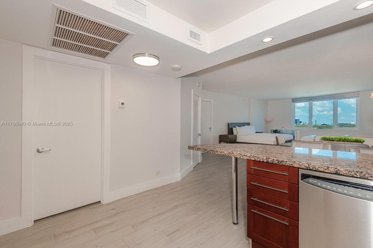 A11798040 — Miami Beach — 21