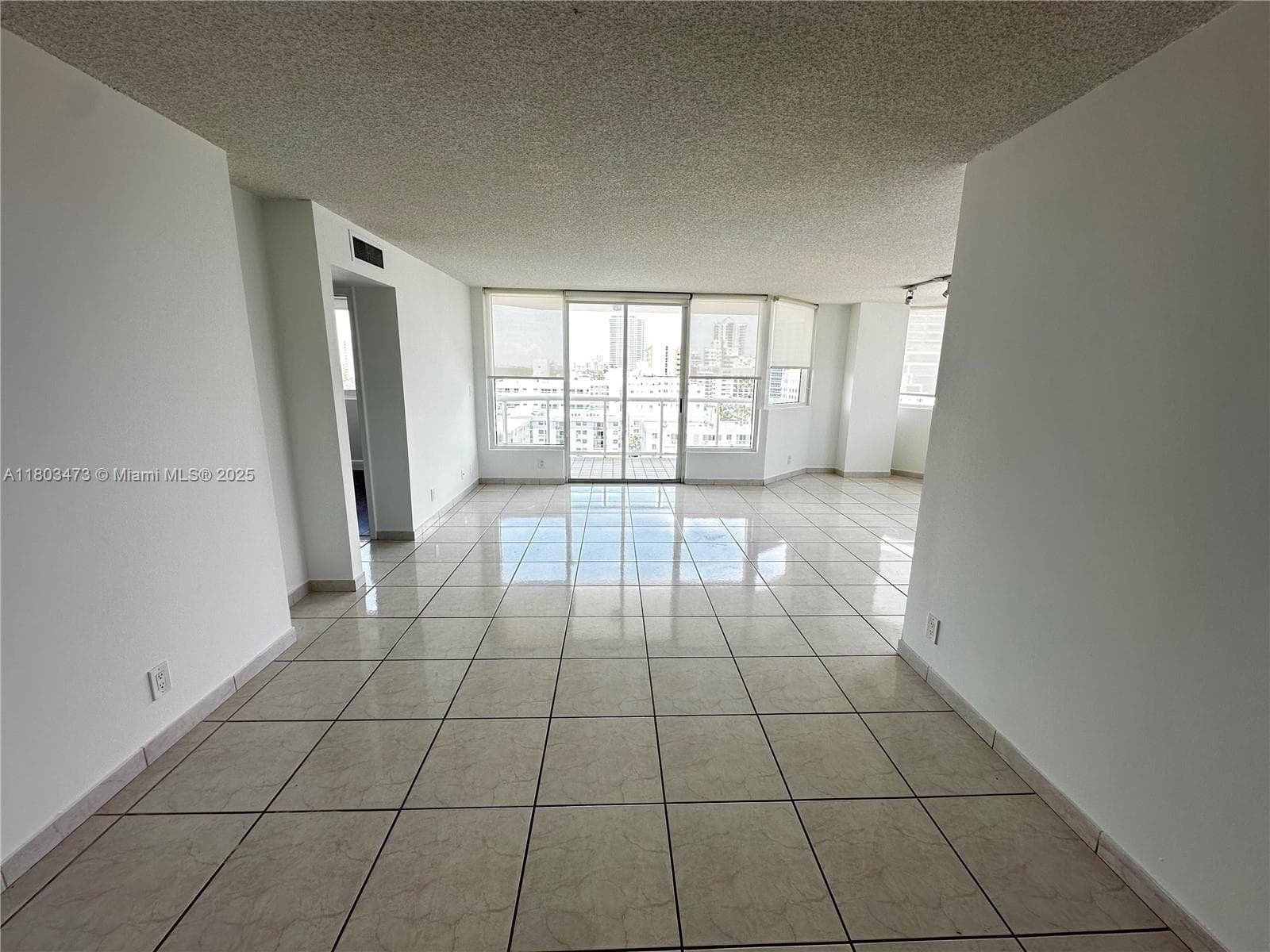 A11803473 — Miami Beach — 2