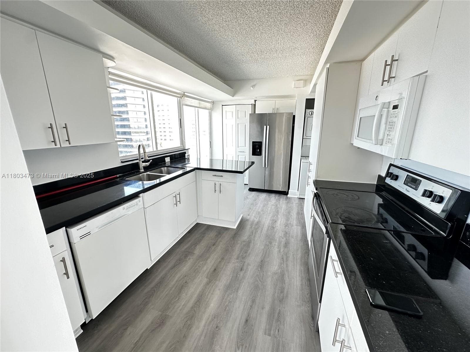 A11803473 — Miami Beach — 13