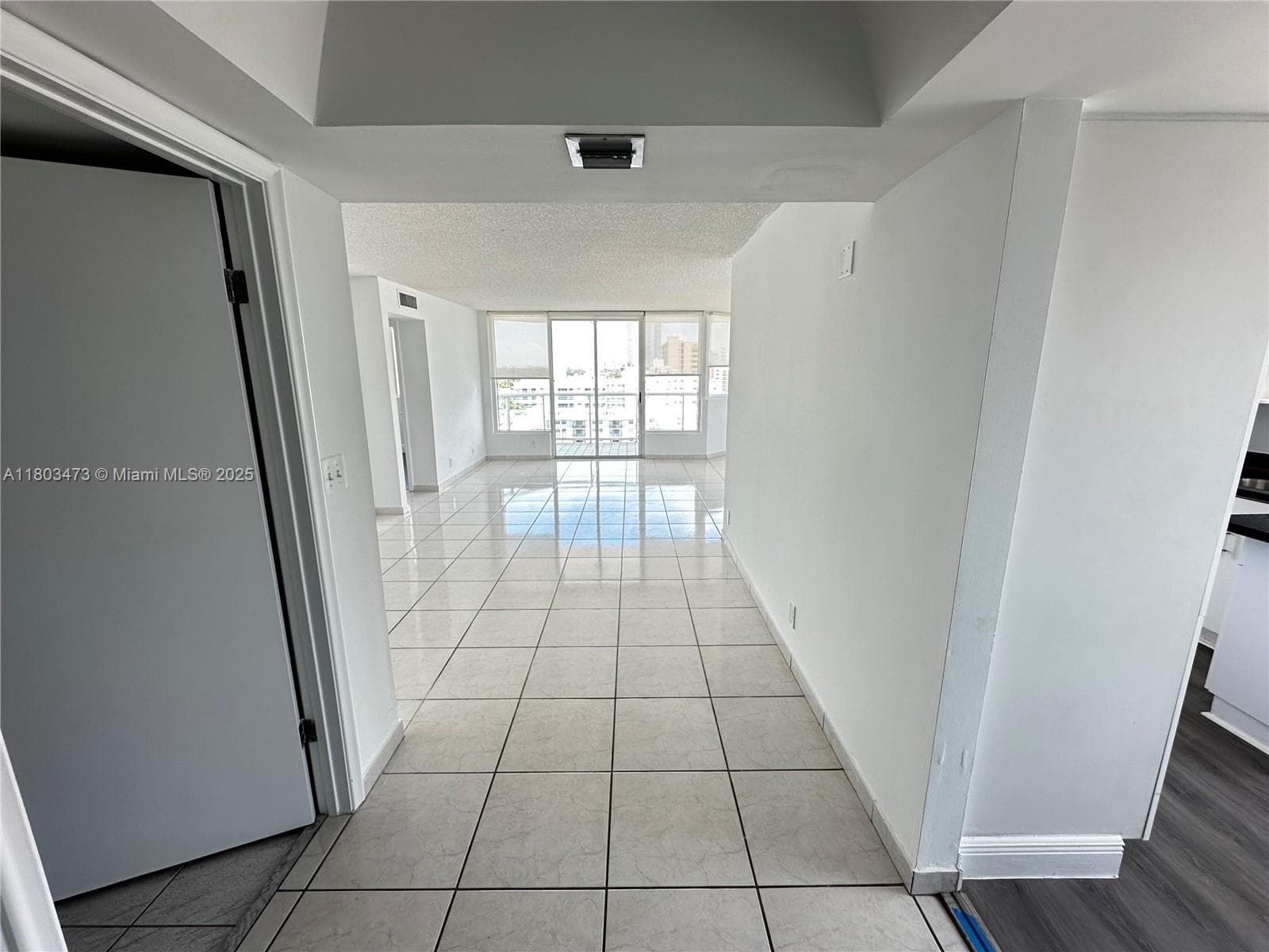 A11803473 — Miami Beach