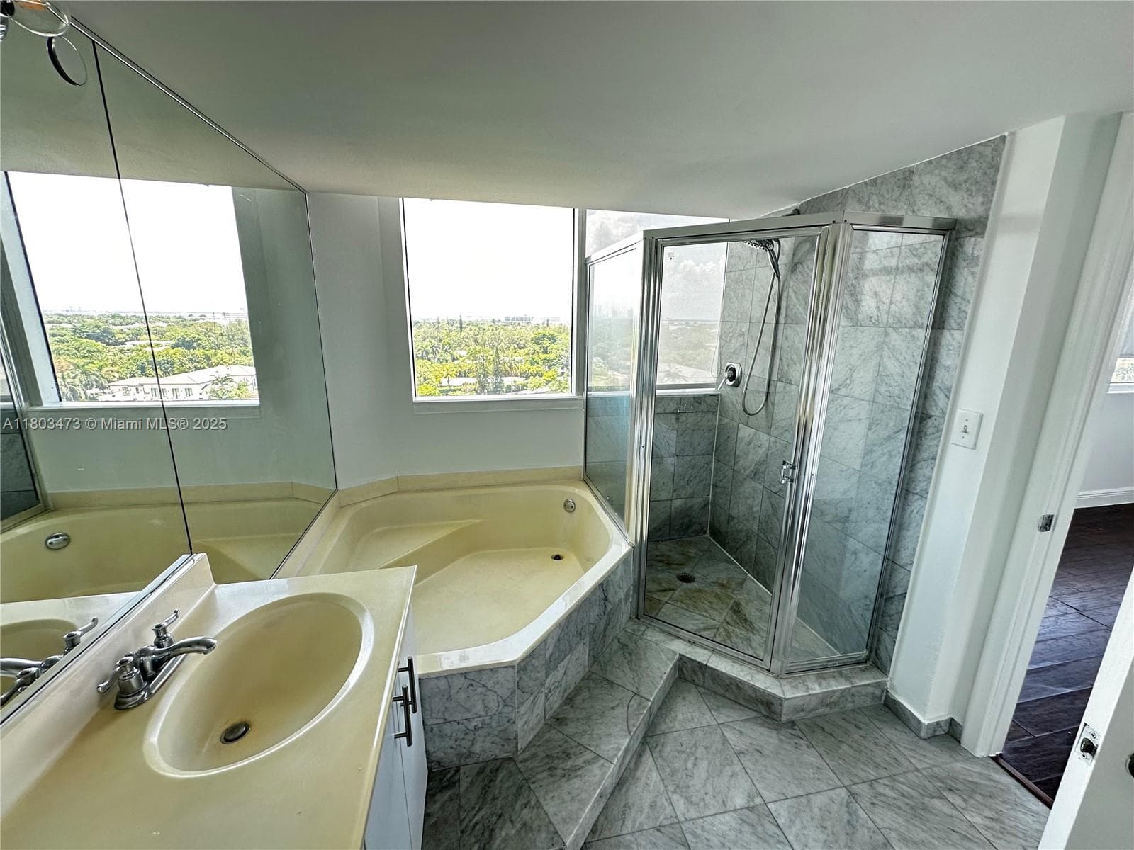 A11803473 — Miami Beach — 10