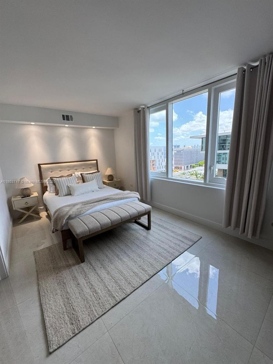 A11803747 — Miami Beach — 12