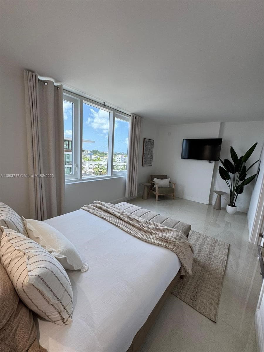 A11803747 — Miami Beach — 11