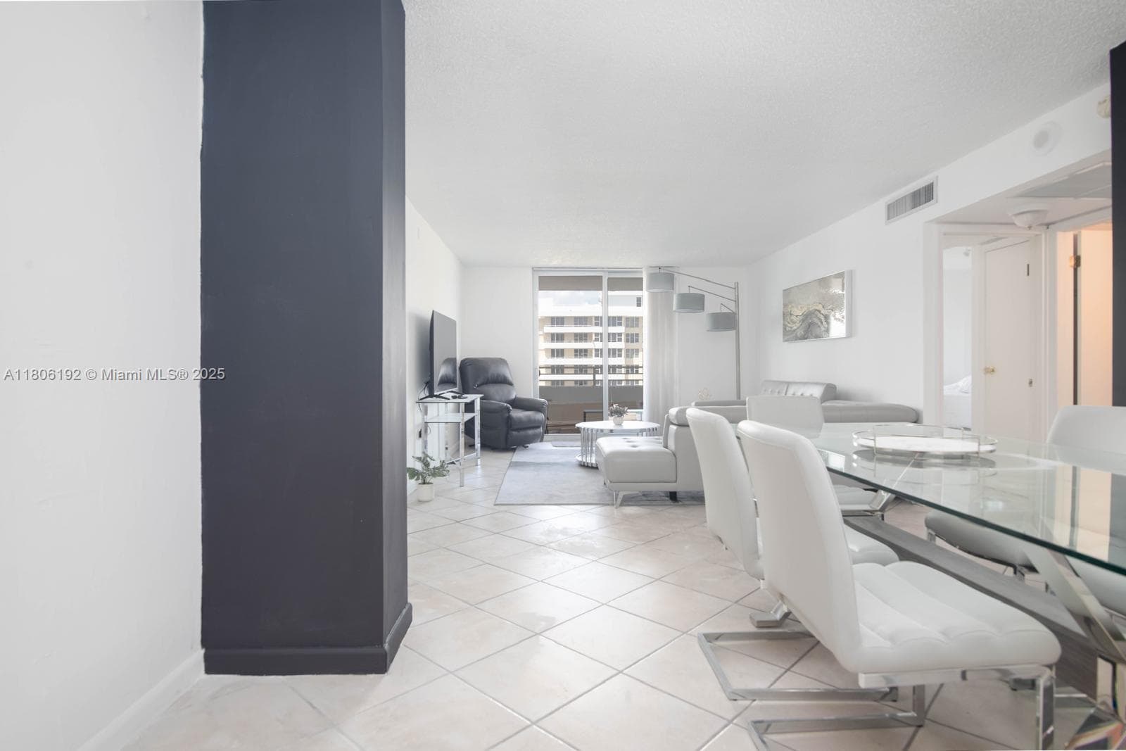 A11806192 — Miami Beach — 40
