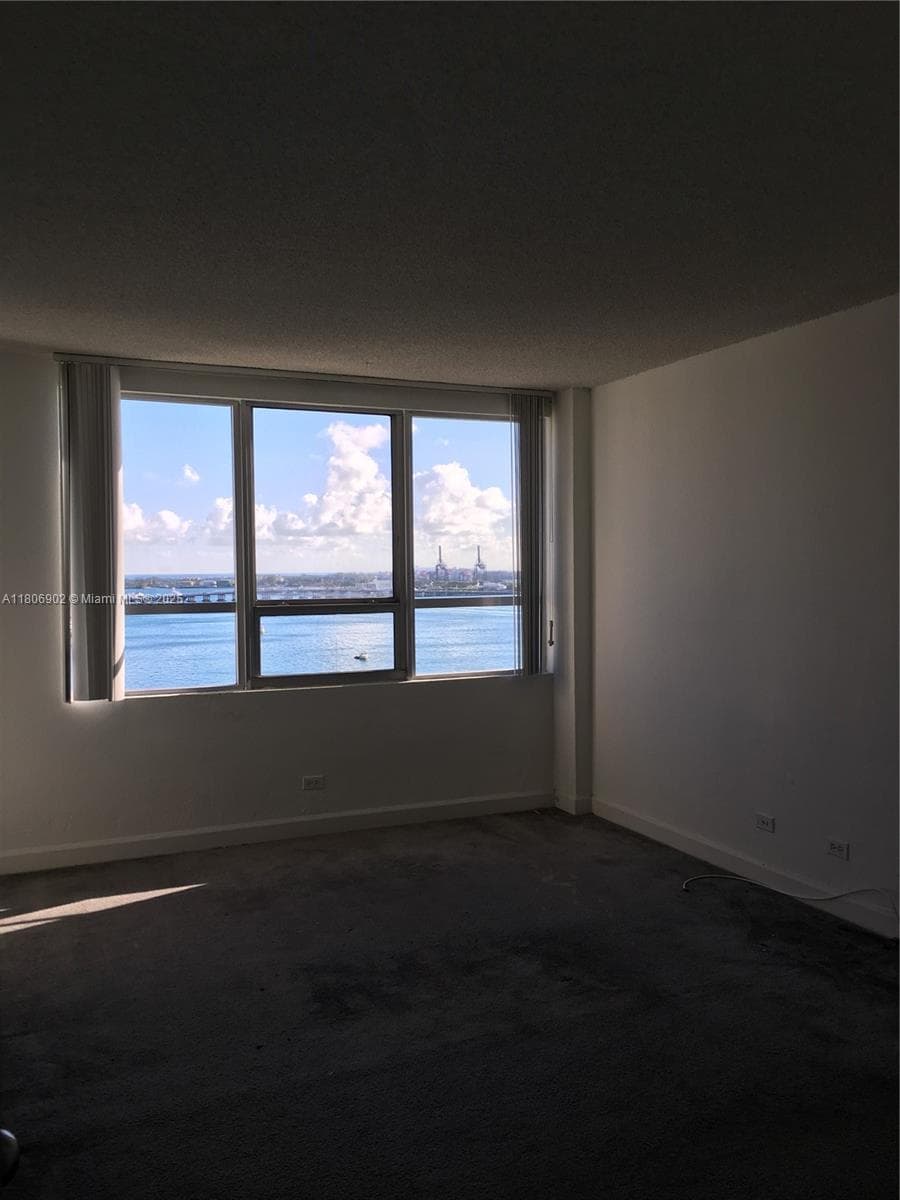 A11806902 — Miami Beach — 39