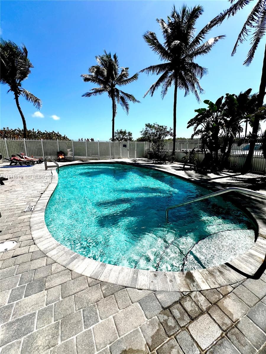 A11811810 — Miami Beach — 18