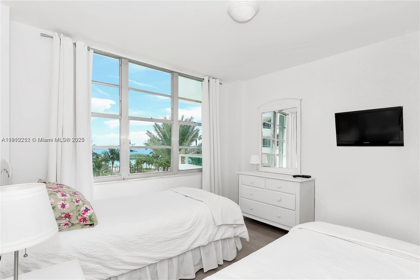 A11812212 — Miami Beach — 11