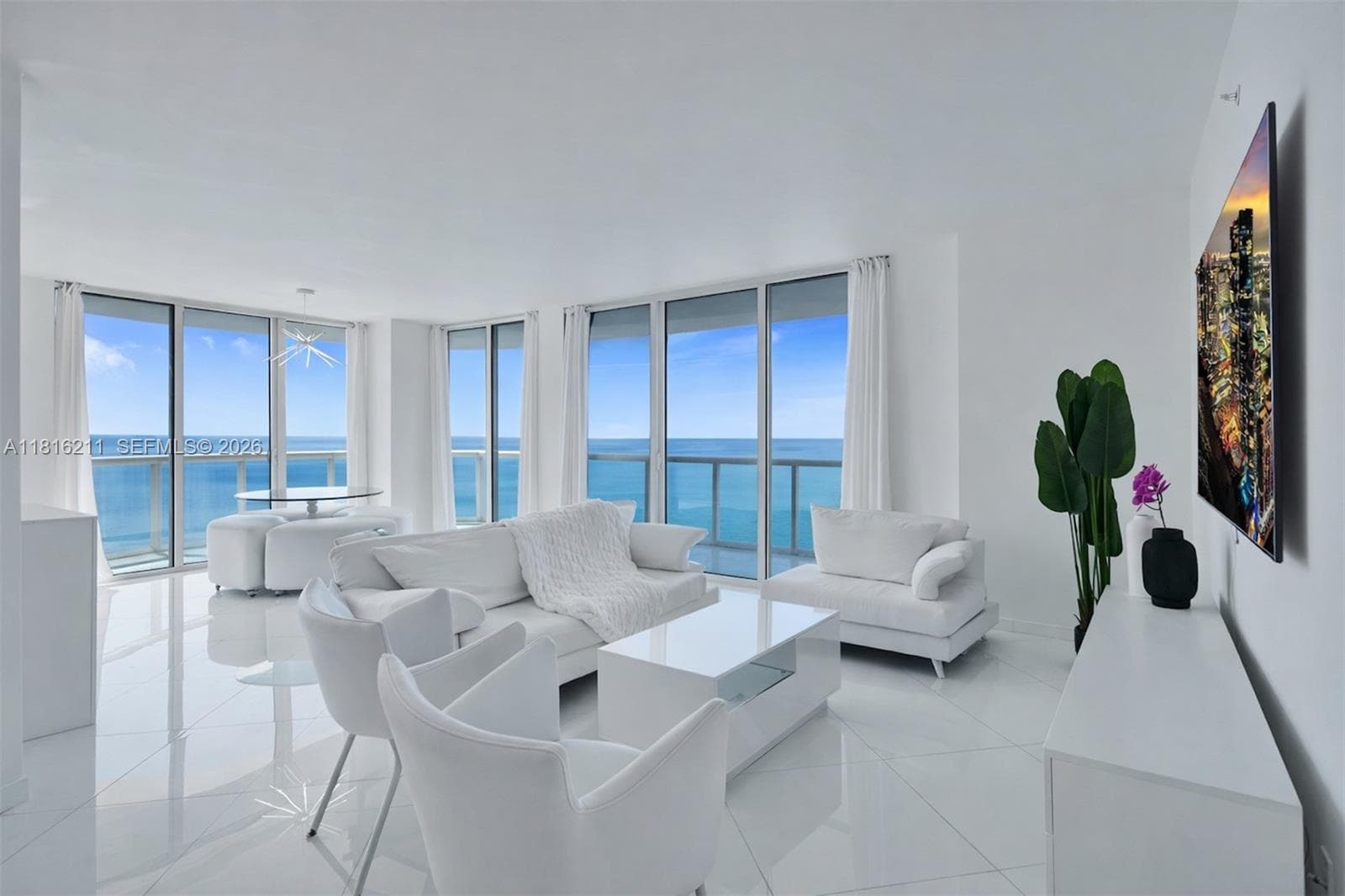 A11816211 — Miami Beach
