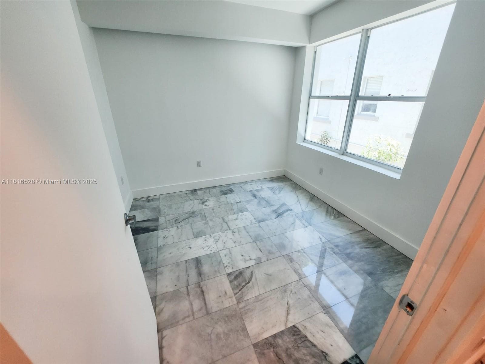A11816528 — Miami Beach — 6
