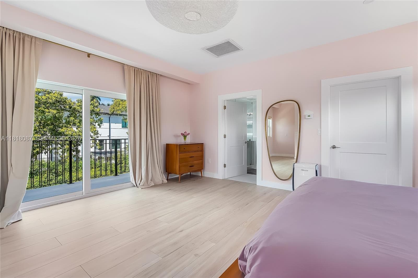 A11818087 — Miami Beach — 14
