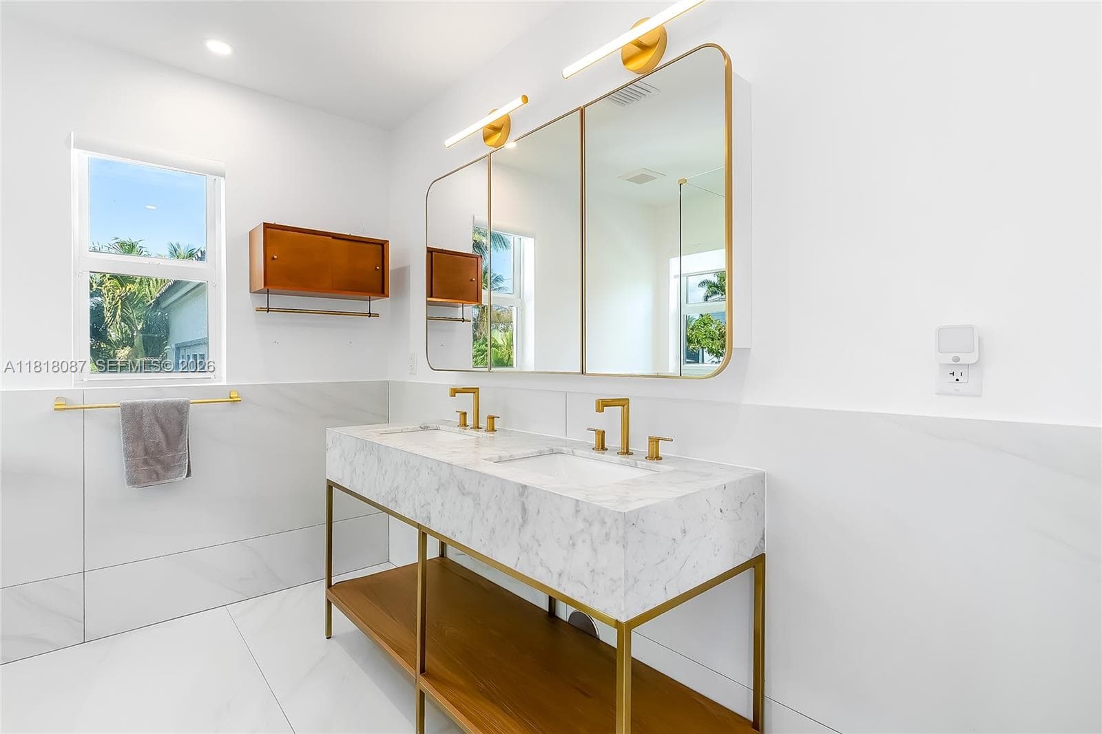 A11818087 — Miami Beach — 18