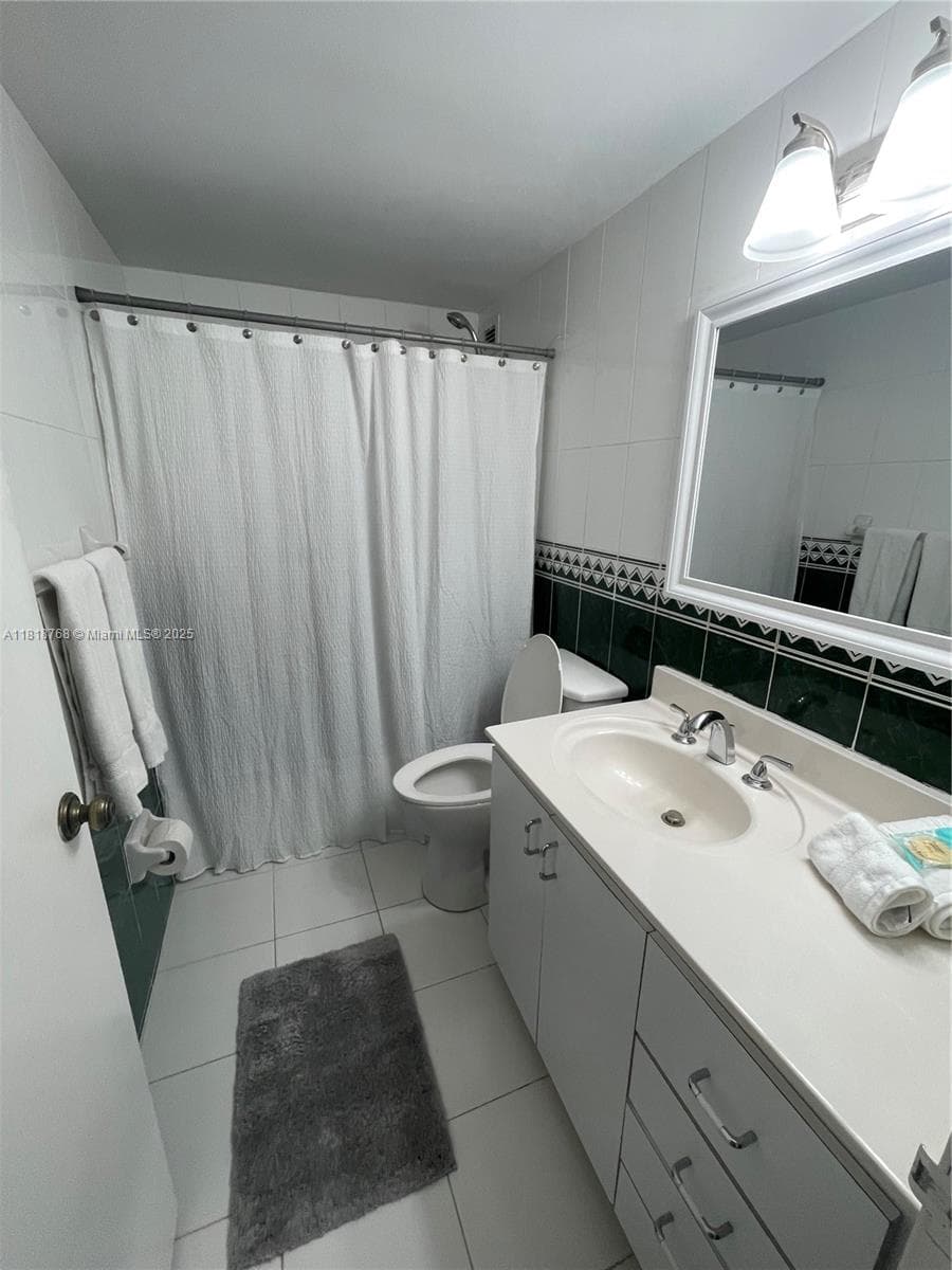 A11818768 — Miami Beach — 12