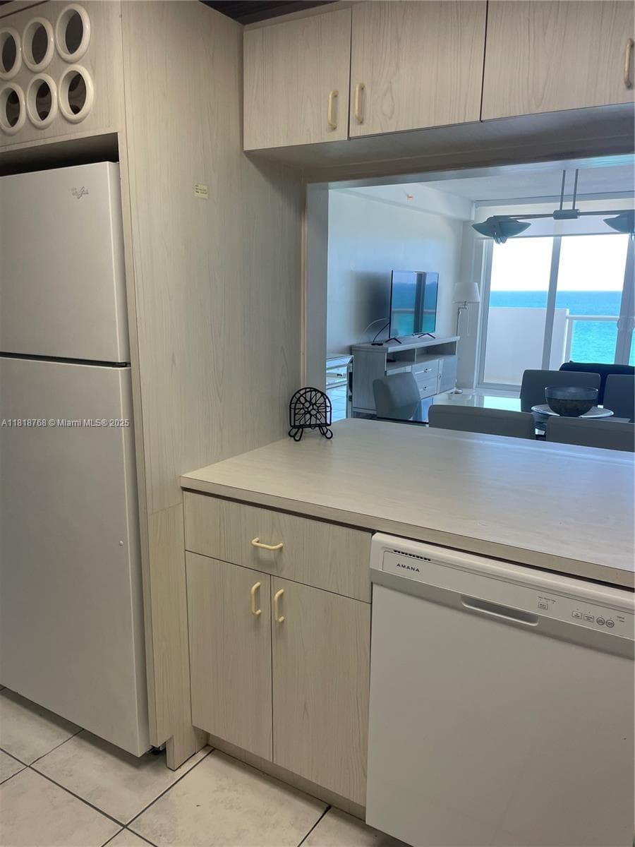 A11818768 — Miami Beach — 10