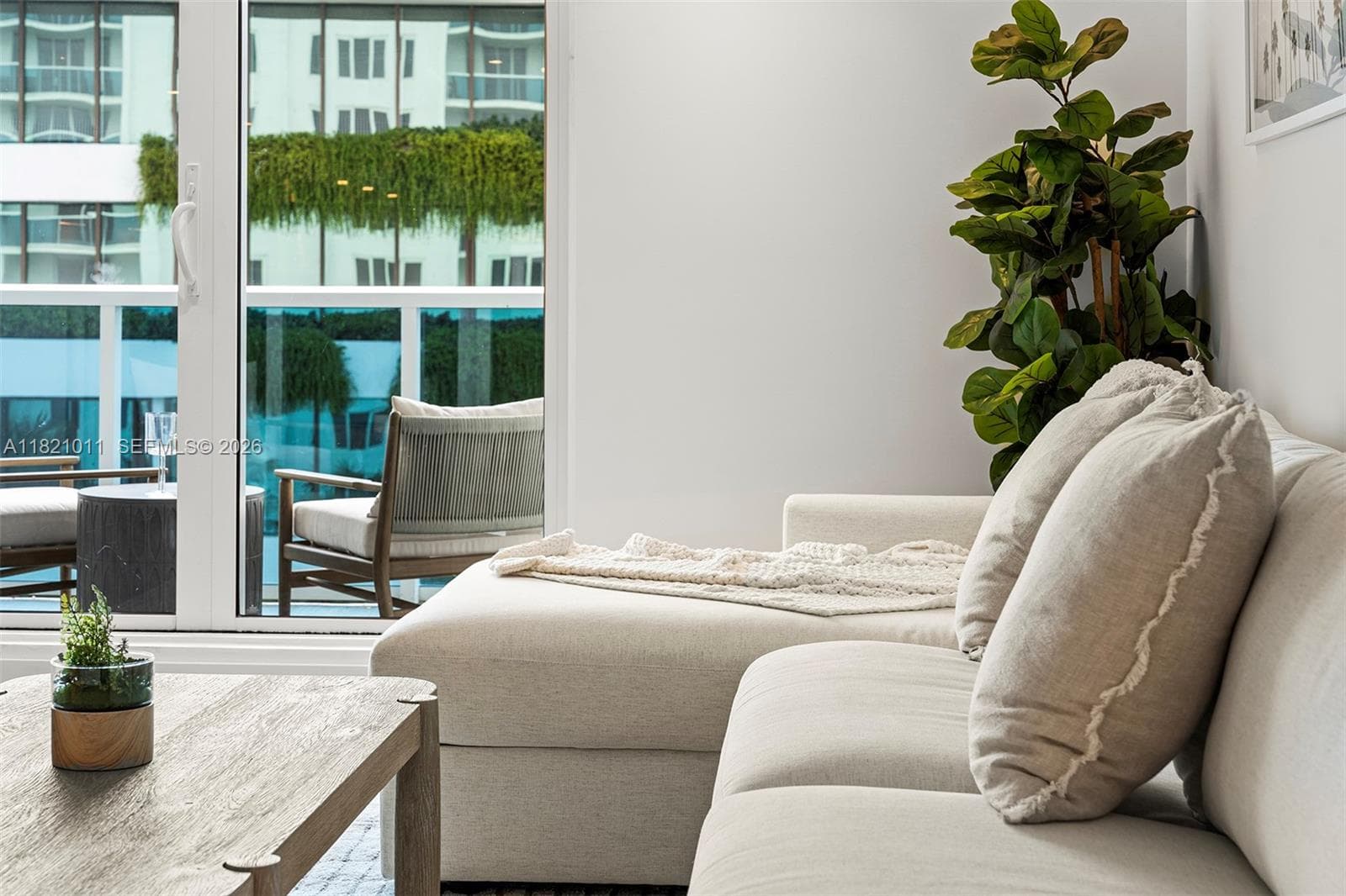 A11821011 — Miami Beach — 9