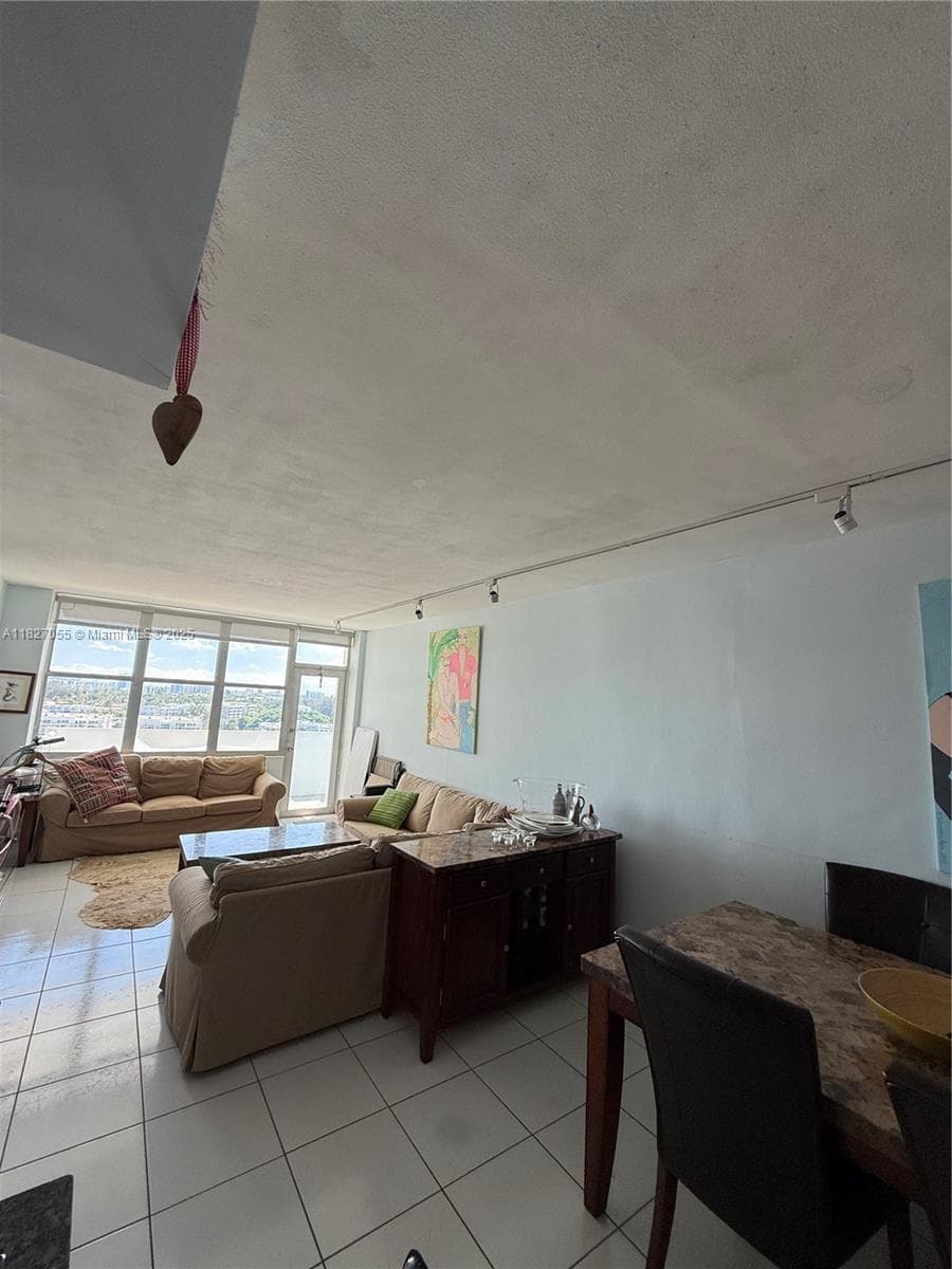 A11827055 — Miami Beach — 6