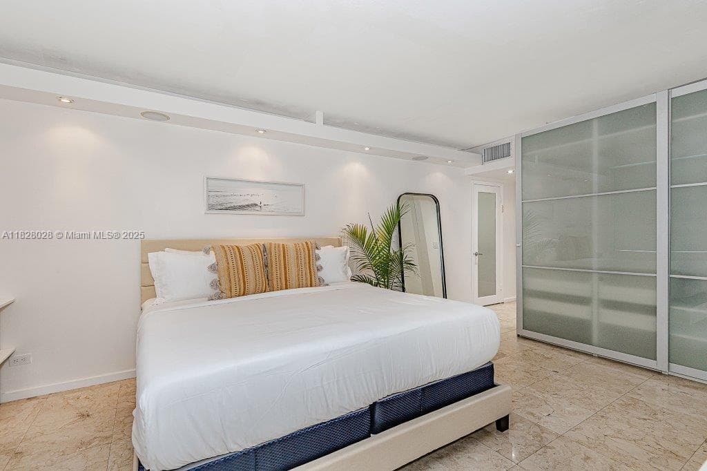 A11828028 — Miami Beach — 13