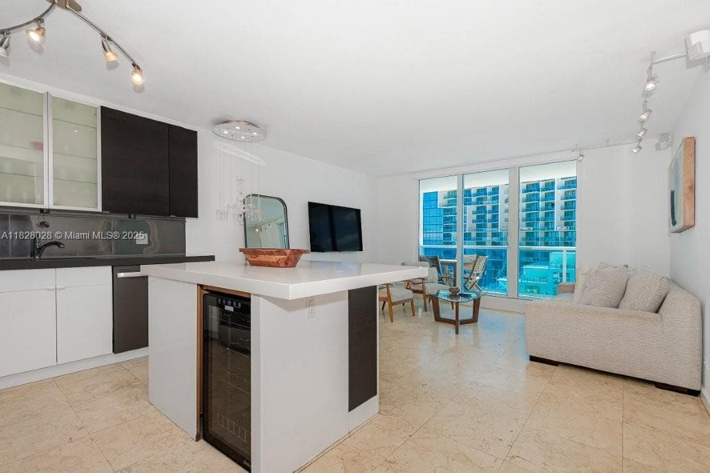 A11828028 — Miami Beach — 12