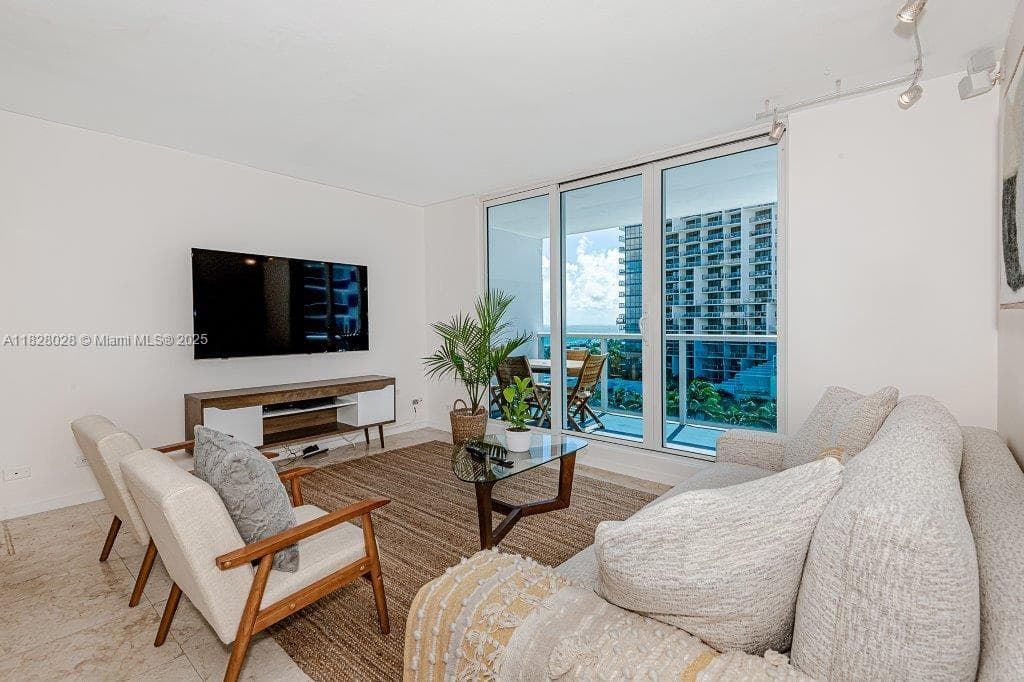 A11828028 — Miami Beach — 3