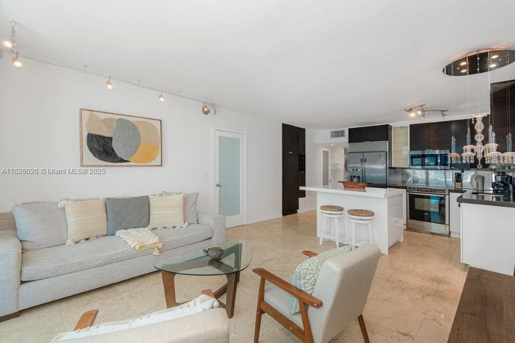 A11828028 — Miami Beach — 10
