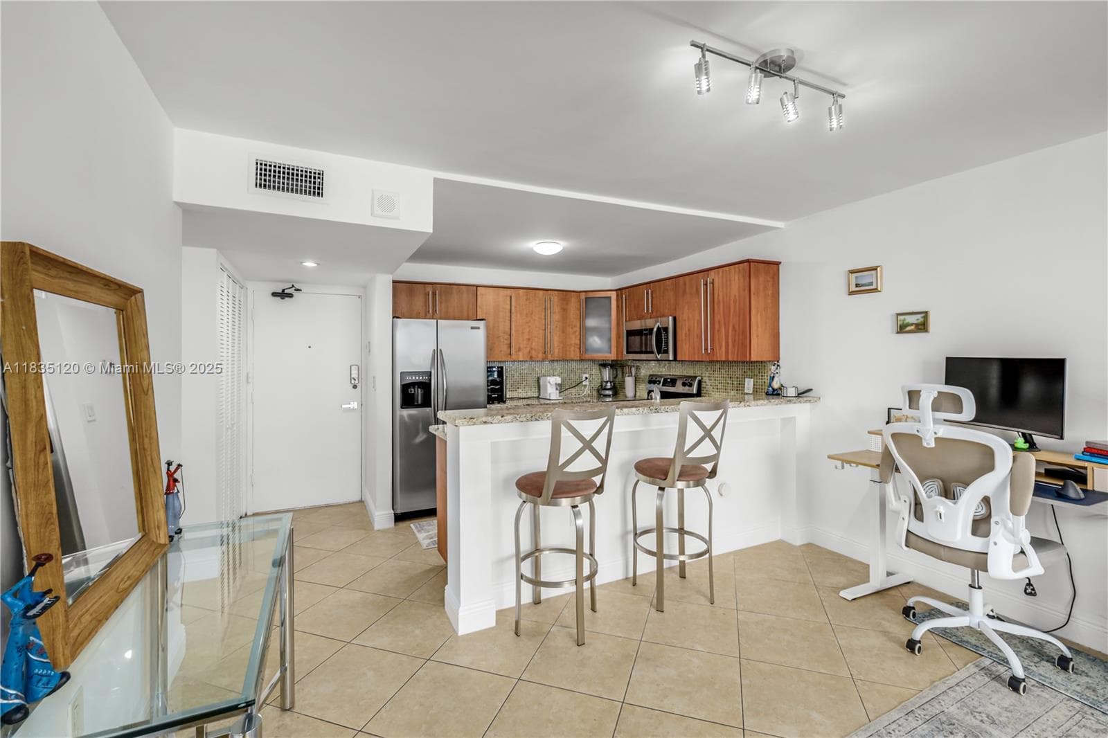 A11835120 — Miami Beach — 16
