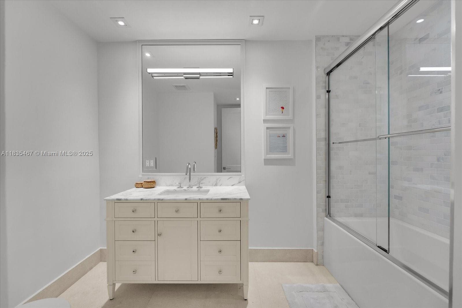 A11835467 — Miami Beach — 32