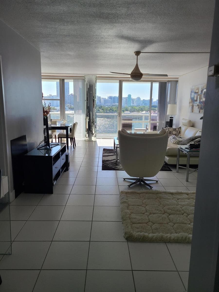 R11105499 — Miami Beach — 2
