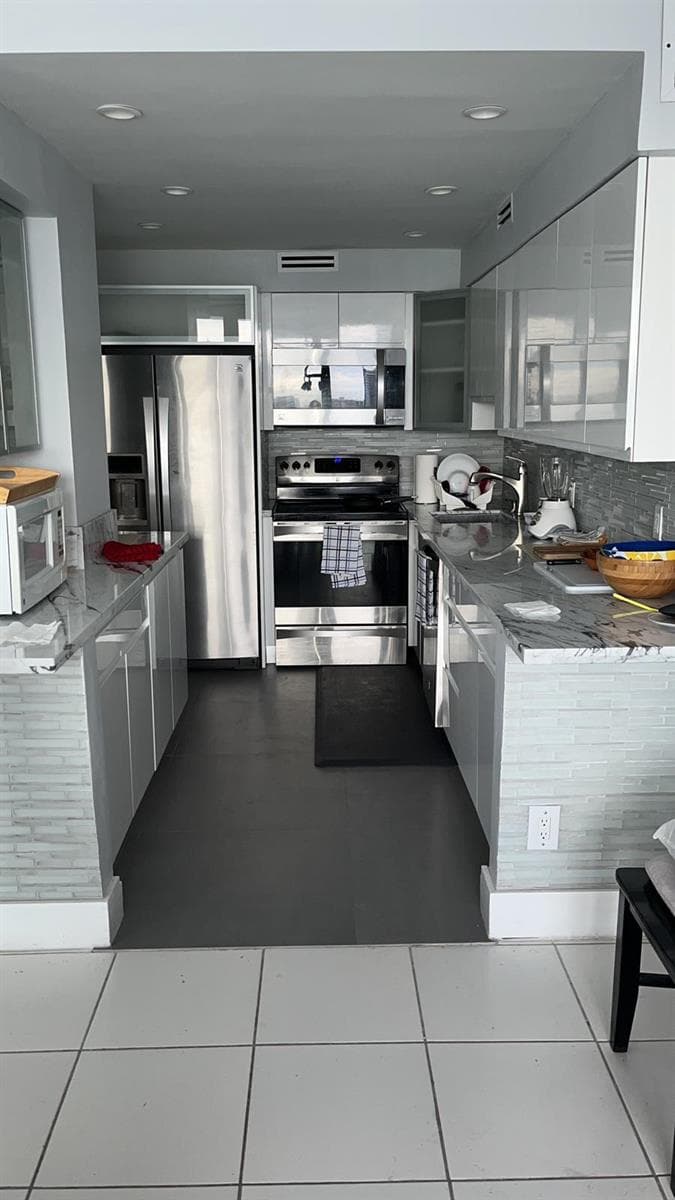 R11105499 — Miami Beach — 11