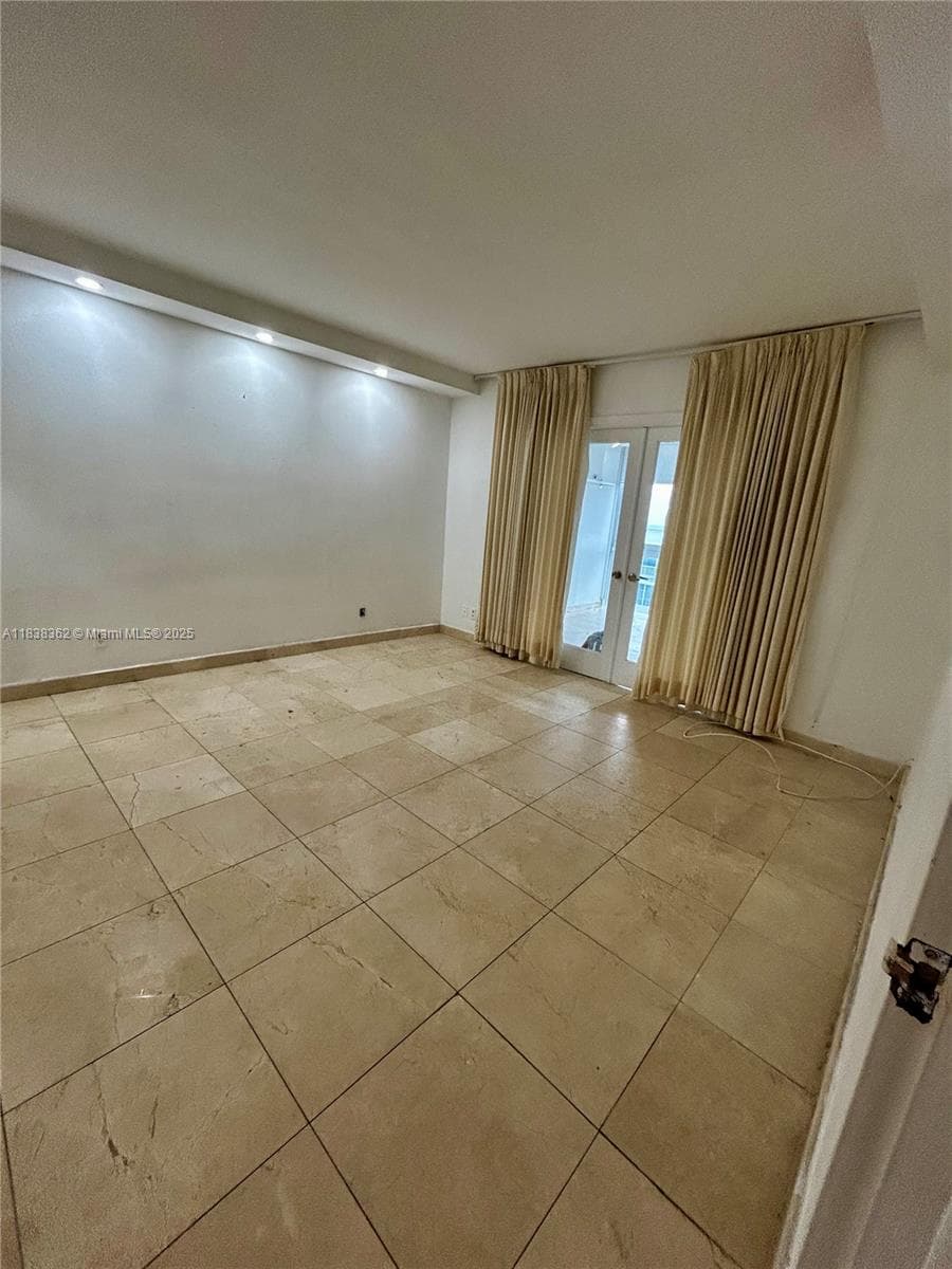 A11838362 — Miami Beach — 36