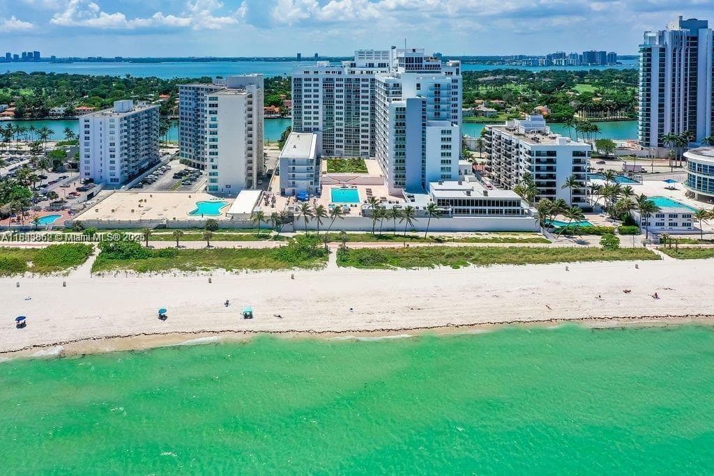 A11838362 — Miami Beach