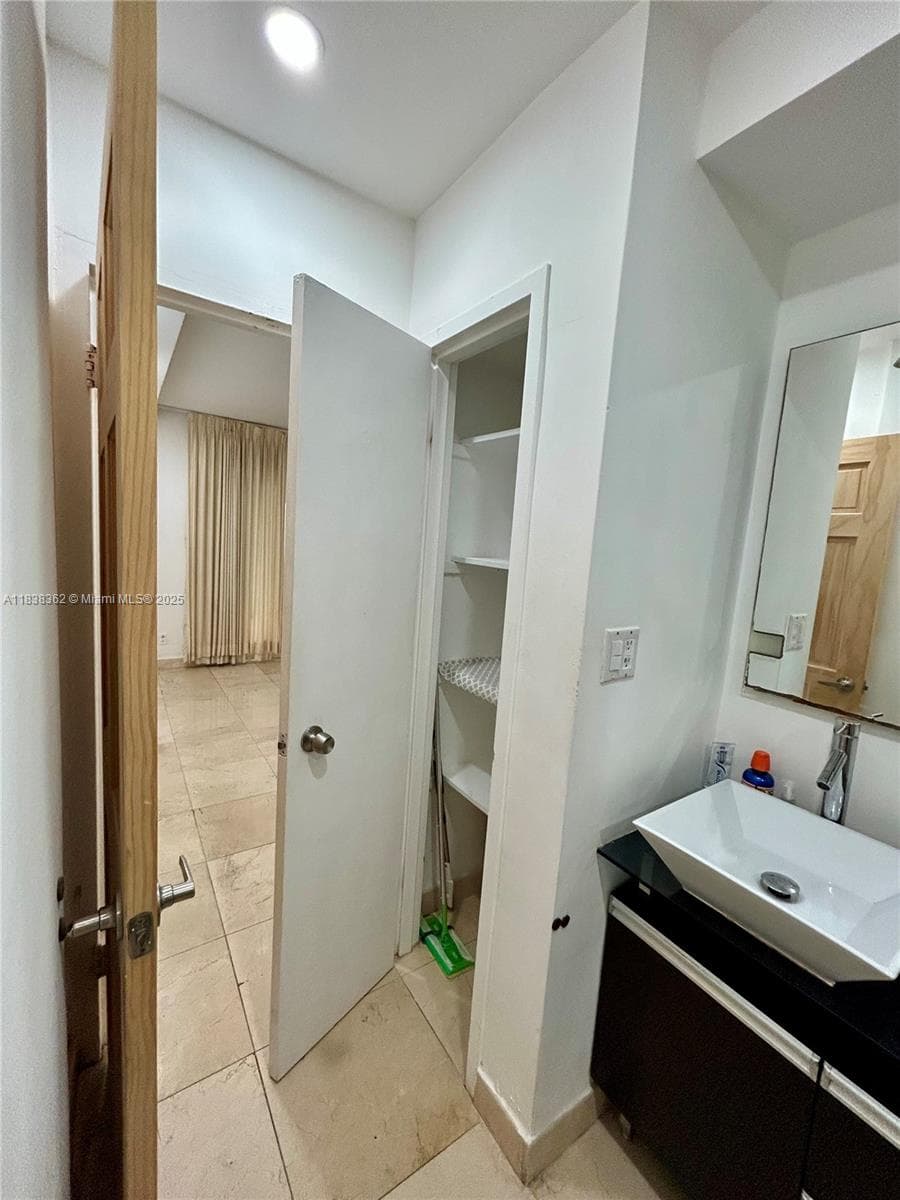 A11838362 — Miami Beach — 28