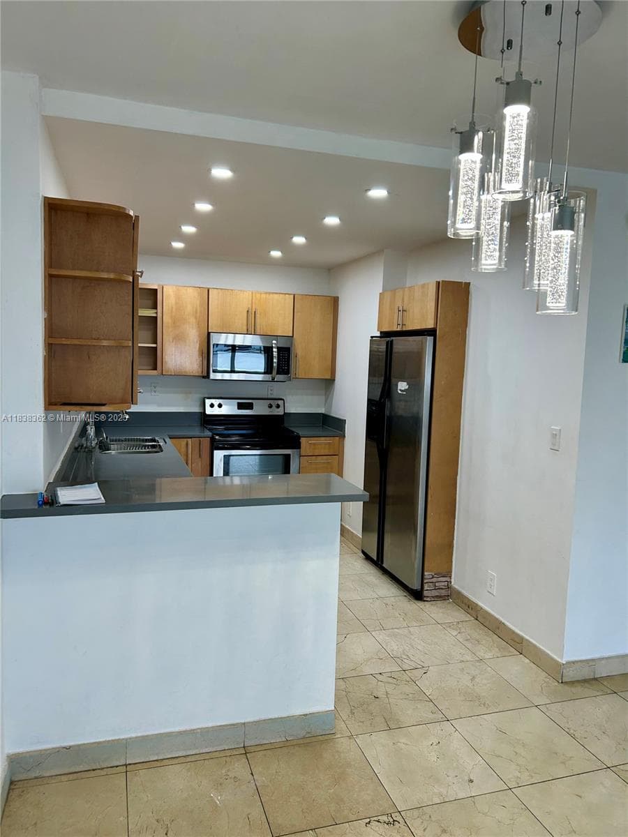 A11838362 — Miami Beach — 33