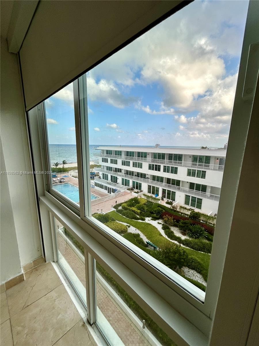 A11838362 — Miami Beach — 41