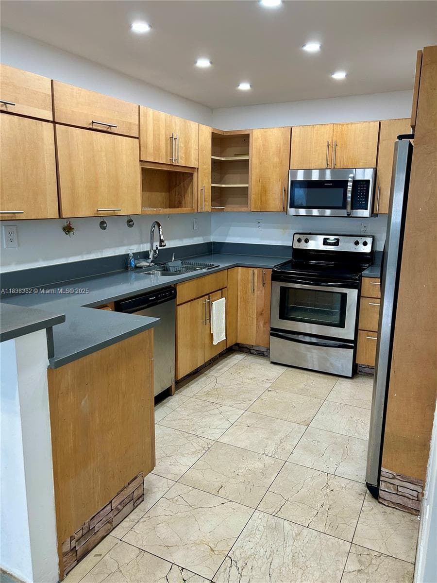 A11838362 — Miami Beach — 35