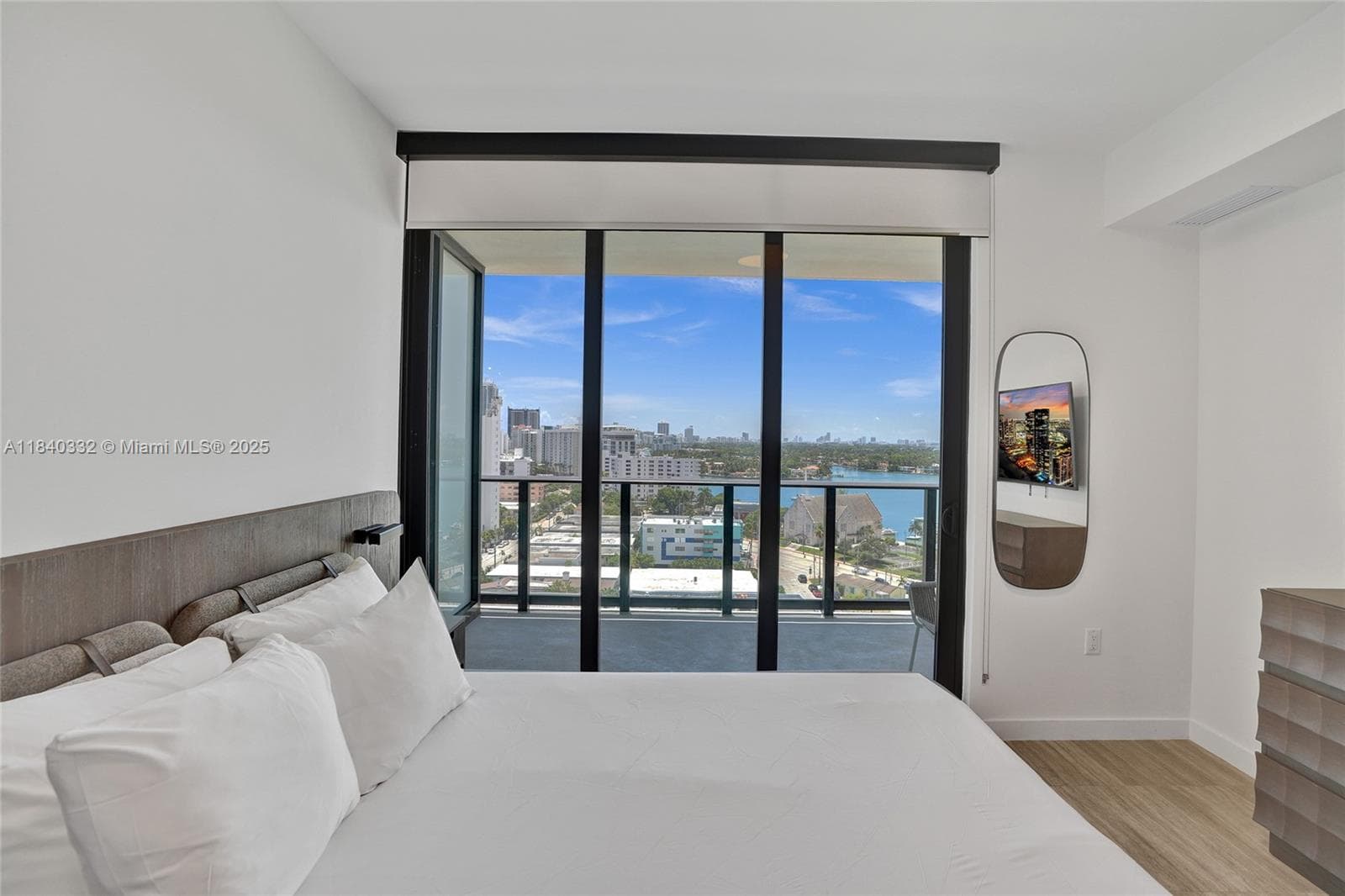 A11840332 — Miami Beach — 32