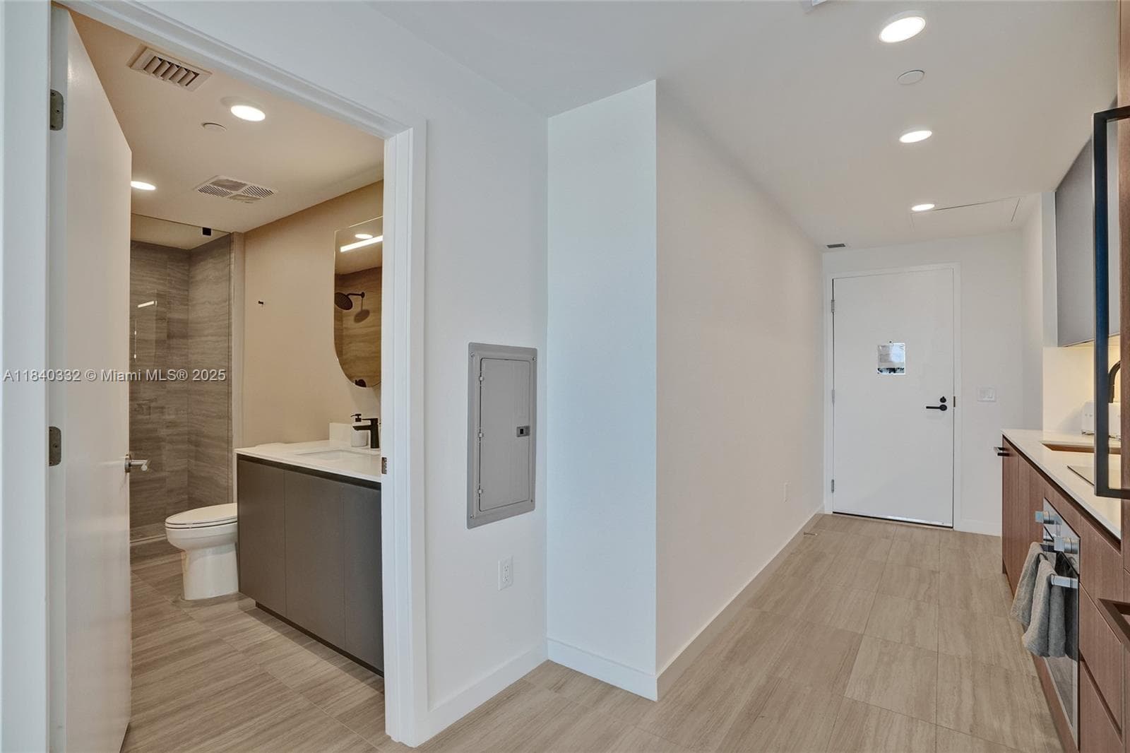 A11840332 — Miami Beach — 41