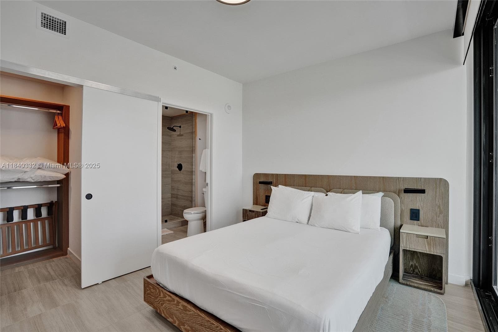 A11840332 — Miami Beach — 37