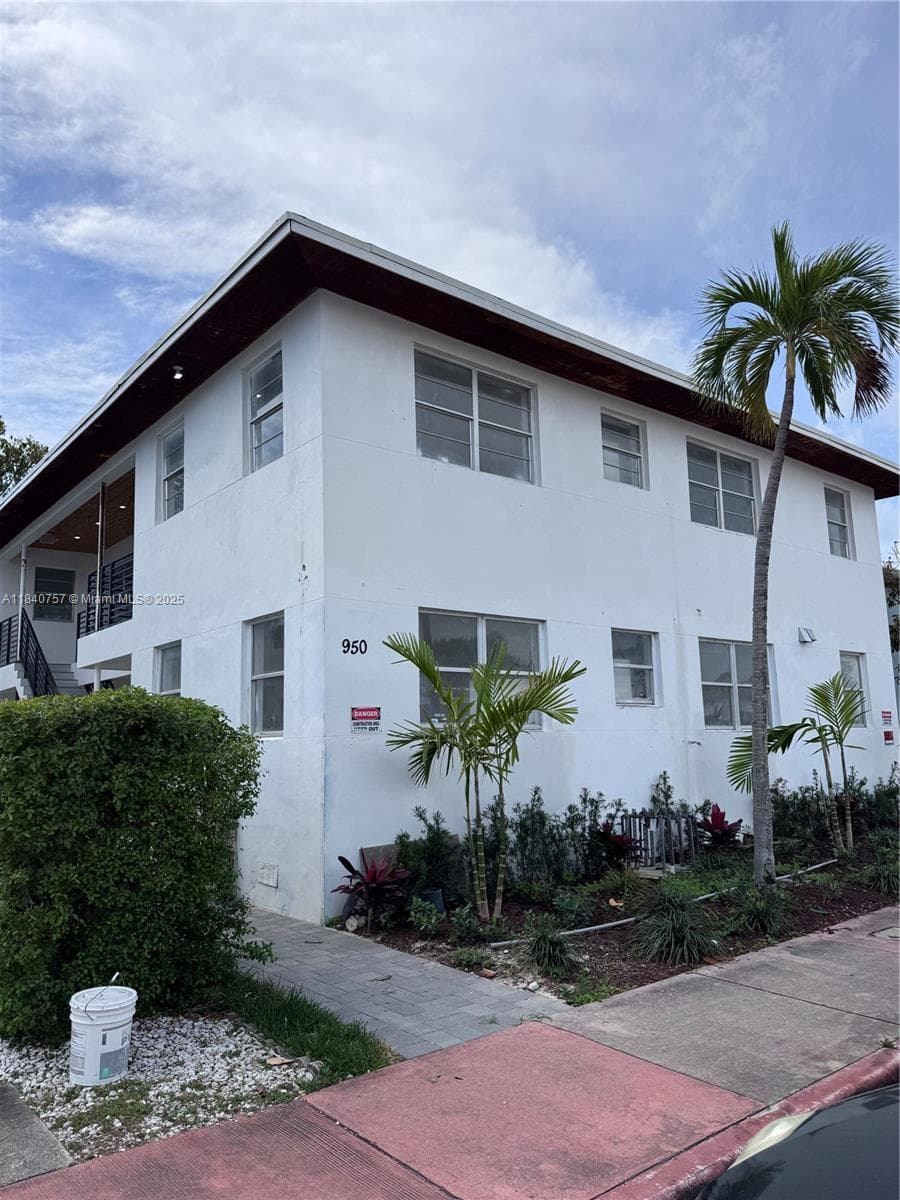 A11840757 — Miami Beach