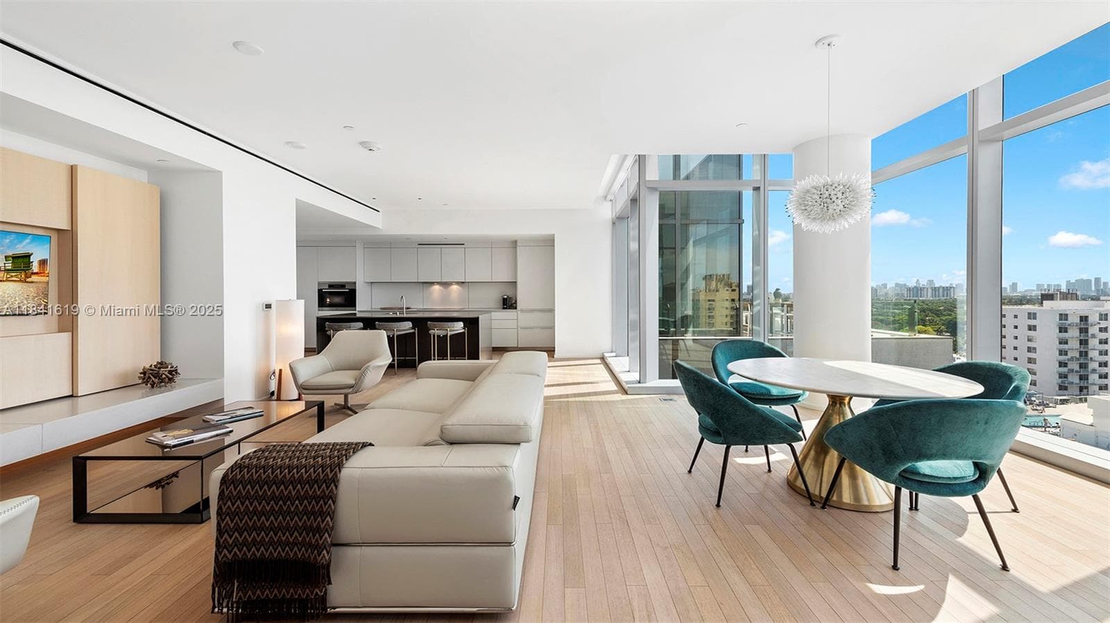 A11841619 — Miami Beach