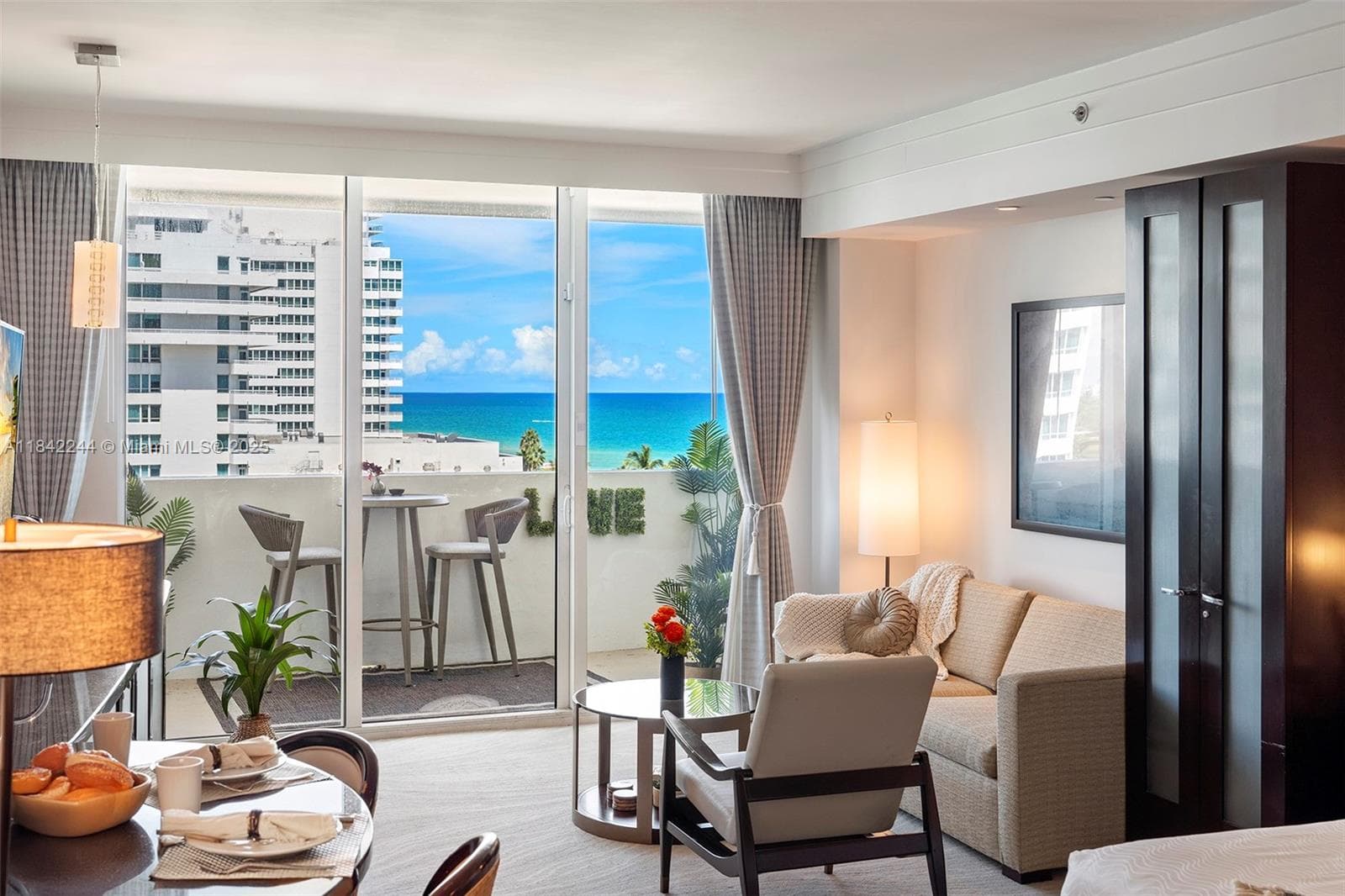 A11842244 — Miami Beach