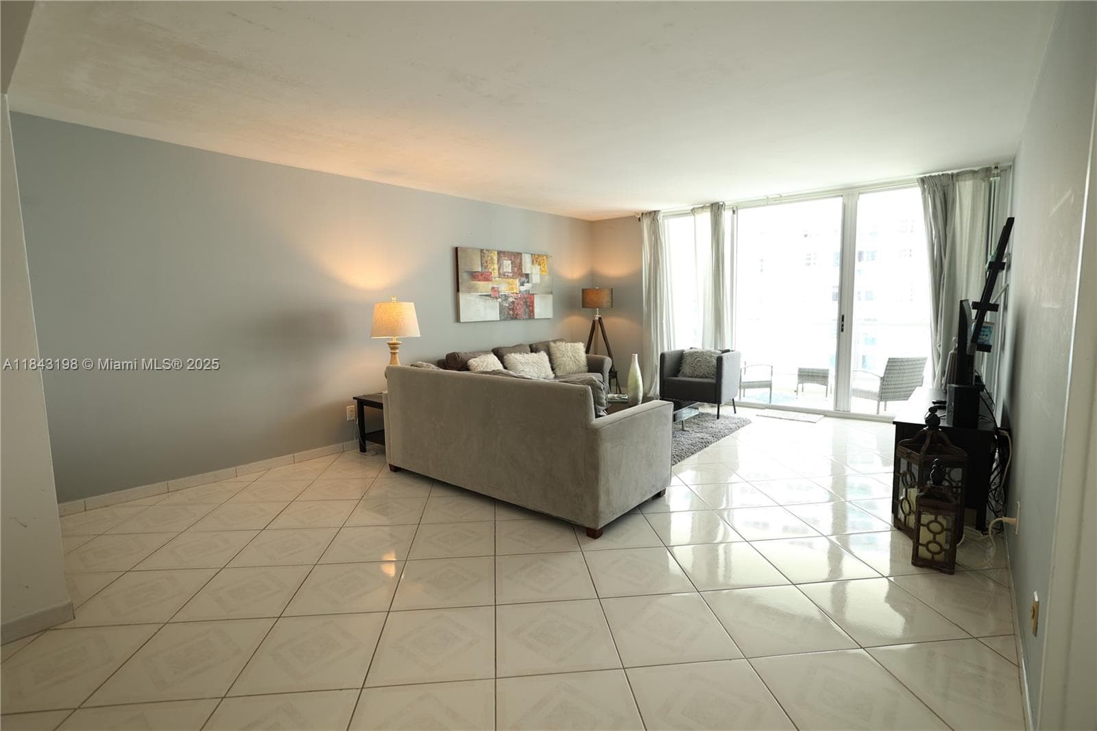 A11843198 — Miami Beach — 4