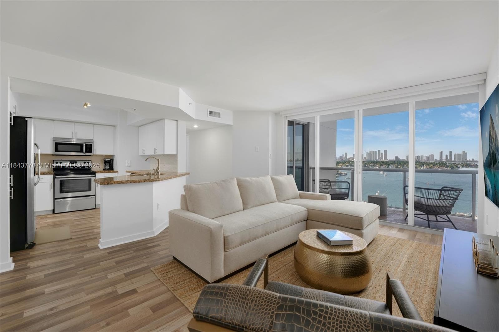 A11843778 — Miami Beach — 10