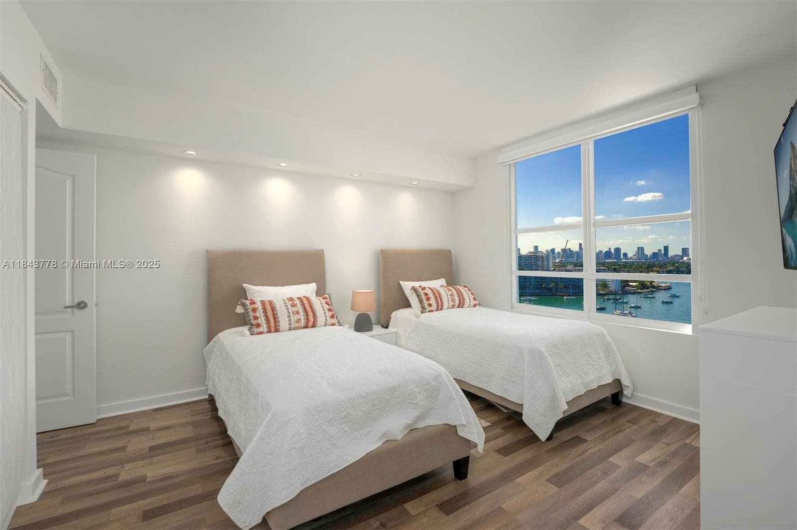 A11843778 — Miami Beach — 18