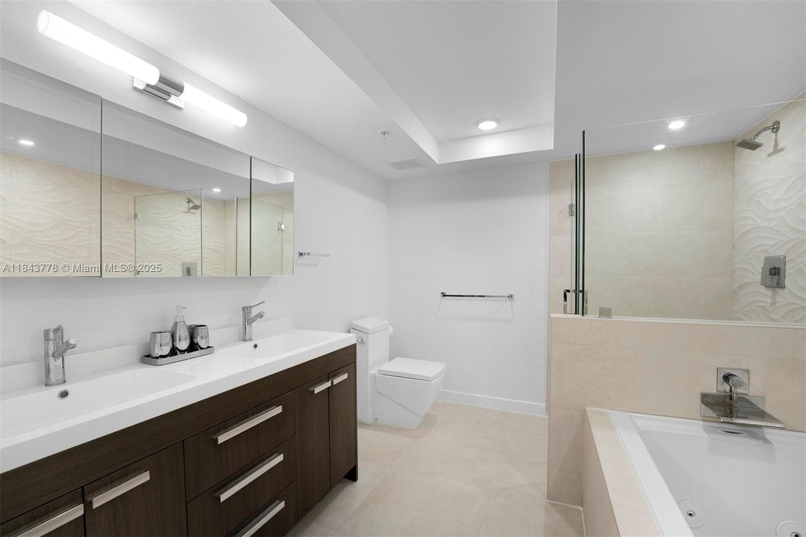 A11843778 — Miami Beach — 25